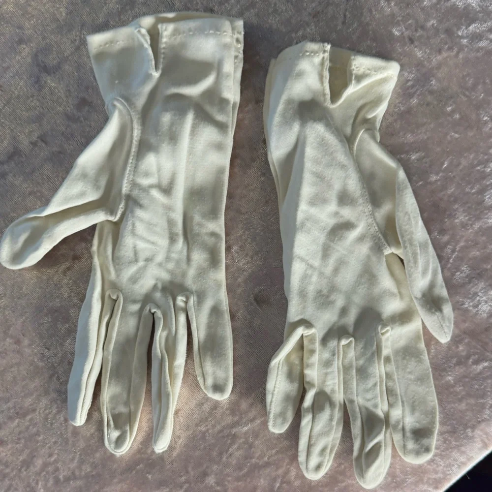 Vintage creamcolored gloves. #7